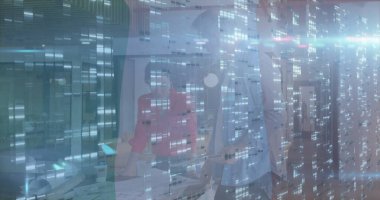 Kırmızı ceketli kadın ve iş arkadaşı belgeleri inceliyor. Bilgisayarı dijital şebeke ile konferans masasında. Şirket, teknoloji, fütüristik, takım çalışması, yenilik, iş dünyası, modern