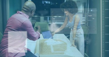 Üst düzey profesyonel ve tasarımcı konferans odasındaki ölçek modelini ayrıntılı planlarla inceliyor. İşbirliği, yenilik, mimarlık, takım çalışması, modernlik, beyin fırtınası, tasarım