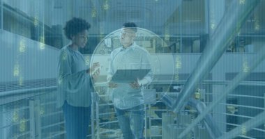 İş elbiseli iki iş arkadaşı ofis yolunda akıllı telefon ve tabletle detayları tartışıyor. İşbirliği, takım çalışması, iletişim, profesyonel, modern, kurumsal, teknoloji