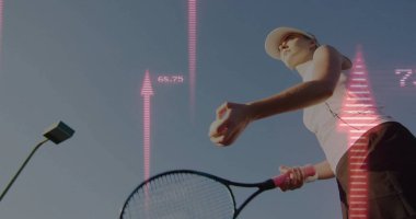 Tenis oyuncusu sahada güneşlik takıyor, pembe kabzalı, dijital kaplamalı. Sporcu, spor, fitness, yarışma, açık hava, canlı, dinamik