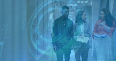 Takım elbiseli yürüyüş ekibi ellerinde defter, tablet, cam koridor çıktıları ve HUD kaplamalı. İşbirliği, yenilik, teknoloji, profesyonellik, kurumsal, dijital, fütüristik