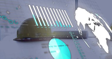 Güvenlik miğferi dijital çalışma alanı, kodlama ve dünya haritasıyla örtülmüş. Sanayi, teknoloji, analitik, siber güvenlik, yenilik, modern, veri odaklı