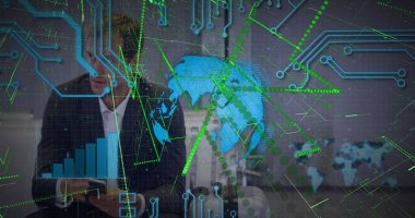 Dijital küreyi ve bar çizelgelerini analiz ediyorum. Takım elbiseli yönetici ofisinde tablet tutuyor, fotokopi çekiyor. Teknoloji, yenilik, analitik, görselleştirme, fütürizm, kesinlik, kurumsal