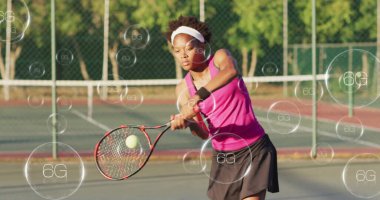 Forehand 'da sallanan, mor bluzlu tenis oyuncusu elinde raketle sert korta odaklanıyor. Spor, fitness, atletizm, açık hava, aktif giyim, yarışma, belirleme