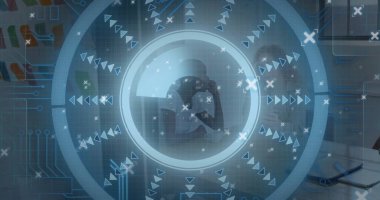 İş kıyafetlerini, laptoplarını ve tabletlerini ofis masasında üst üste dizayn ederek analiz ediyorlar. Şirket, işbirliği, yenilik, teknoloji, modern, takım çalışması, veri