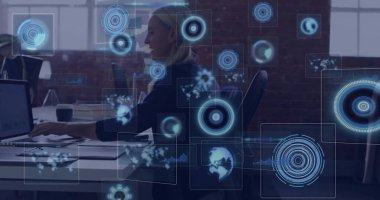 Ofiste dizüstü bilgisayarında kahve fincanı, kağıtlar, holografik veri haritaları ve kopyalama alanıyla yazı yazan bir kadın. Şirket, yenilik, teknoloji, modernlik, üretkenlik, profesyonel, dijital