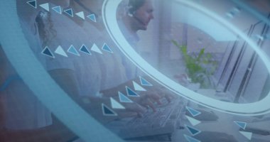 Açık planlı ofis masasında klavye, bitki ve ağ kaplamalı kulaklık takan ajanlar. İşbirliği, iletişim, teknoloji, profesyonellik, dijital, modern, üretkenlik