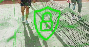 Sert kortta asma kilit kaplı tenis maçında devre kaplamalı yeşil kalkan simgesi gösteriliyor. Kimlik denetimi, siber güvenlik, spor, açık hava, modern, teknoloji, rekabet