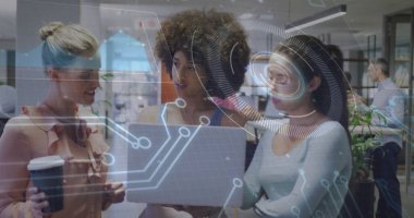 Açık planlı ofiste, kahve ve dijital kaplamalarla birlikte çalışan kadınları tartışıyorlar. Teknoloji, takım çalışması, dijital, yenilik, modern, çalışma alanı, üretkenlik