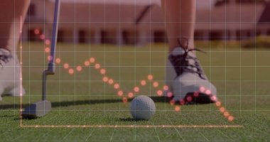 Golf topunu dinlendirirken golf sopasının başında turuncu noktalı şebeke, golf ayakkabılarını da yeşil renkte gösteriyor. Spor, eğlence, atletik, duyarlılık, açık hava, rekabetçi, boş zaman