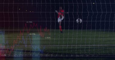 Futbolcu kırmızı üniformalı topa vuruyor. Gece çimenlik alanda, ağ ve veri örtüsüyle. Sporcu, spor, yarışma, açık hava, performans, fitness, analitik