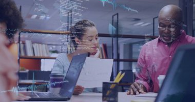 Basılı raporları gözden geçirmek, kütüphane ofisinde dizüstü bilgisayarlarla çizelgeleri analiz eden üç profesyonel. İşbirliği, takım çalışması, modern çalışma alanı, profesyonel çevre, analitik, veri görselleştirme, üretkenlik