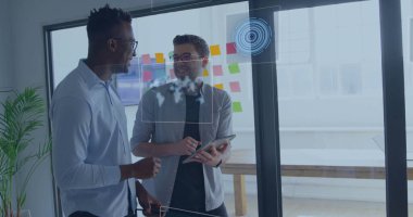 Toplantı odasında, cam tahta notlar ve tablet stille strateji değerlendirmesi yapan iş arkadaşları. İşbirliği, takım çalışması, modernlik, yenilik, dijital kesişme, beyin fırtınası, iş toplantısı