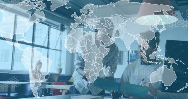 Çalışma masasındaki belgeyi dizüstü bilgisayarlı dünya haritasıyla birlikte inceleyen iş arkadaşları. İş, takım çalışması, yenilik, çalışma alanı, teknoloji, beyin fırtınası, modern