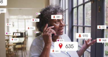 Cam kapıların yanında elinde akıllı telefon tutan son sınıf öğrencisi bir kadın, fotokopi odası. Yaşlılar, teknoloji, modern, yaşam tarzı, iletişim, ev, aydınlık