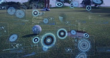 Golf takımındaki golf oyuncusu golf topunun arasına golf sopası koyuyor. Yeşil bardakta mavi HUD var. Spor, teknoloji, yenilik, kesinlik, açık hava, performans, sanal