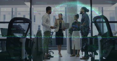 Açık planlı ofisteki masaların yanında dizüstü bilgisayardaki verileri inceleyen dört profesyonelle işbirliği yapmak. İşbirliği, takım çalışması, modernlik, yenilik, analitik, iletişim, üretkenlik