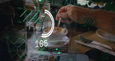 Kafe masasındaki beyaz seramik fincanda köpüklü kahveyi dijital HUD kaplamayla karıştırmak. Kırsal, modern, teknoloji, içecek, dinlenme odası, ambians, yenilik