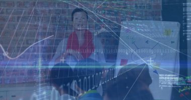 Bürodaki finansal verileri açıklayan kıdemli eğitmen sunar. Çizelge ve kod örtüleriyle birlikte. Eğitim, işbirliği, yenilik, dijital, eğitim, beyin fırtınası, profesyonel