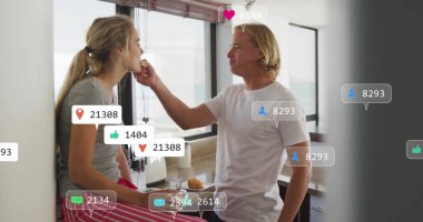 Modern ev mutfağında çörekleri paylaşan çiftleri besleyen kruvasan su manzaralı sosyal grafikler. Romantik, samimi, yaşam tarzı, iç mekan, samimi, neşeli, manzaralı