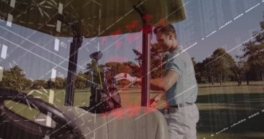 Golf kıyafetleri içindeki golfçü golf sahasında golf çantasından golf sopası seçiyor. Spor, eğlence, açık hava, etkinlik, lüks, eğlence, zarafet.