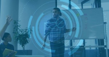 Ekose gömlekli adam, toplantı odasındaki planı beyaz tahta ve dijital kaplamayla açıklıyor. İşbirliği, takım çalışması, yenilik, modern, dijital, tartışma, çalışma alanı