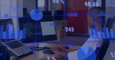 Açık ofiste klavye ve monitör kullanarak beyaz tişörtlü Afro-Amerikan bir adam, kopyalama alanı. Teknoloji, takım çalışması, veri, analitik, işbirliği, modern, profesyonel