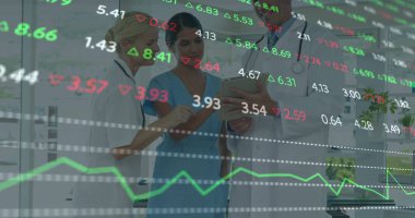 Önlük giyen danışman takımı, hemşire istasyonundaki tableti inceleyen paltolar, maddi örtüleri olan. Tıbbi, işbirliği, profesyonel, sağlık, veri, analiz, takım çalışması