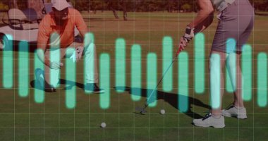Golfçüler diz çöküp golf sahasına top kalemiyle yeşile vurmaya hazırlanıyorlar. Atletik, boş zaman, açık hava, profesyonel, enerjik, takım çalışması, disiplin