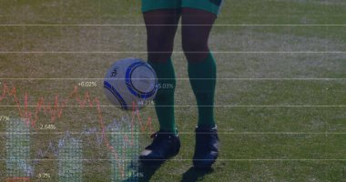 Futbol sahasında top ve çizelge eşliğinde yeşil takım ve siyah kramponlar giyen top sürücüsü. Atletizm, spor, performans, veri görselleştirme, açık hava, fitness, rekabetçi