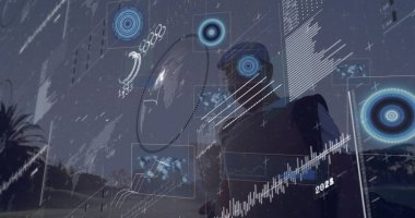 AR kulaklıklı Asyalı erkek park alacakaranlıklarında yüzen harita panelleriyle etkileşimde. Kopya uzayı. Gelecek, teknoloji, yenilik, görselleştirme, açık hava, ortam, analitik