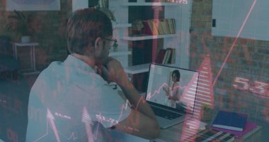 Ev ofisteki dizüstü bilgisayarda tişört giyen dinlenme adamı ve sulu not defterleri. İşbirliği, profesyonel, modern, çalışma alanı, üretkenlik, teknoloji meraklısı, gelişigüzel