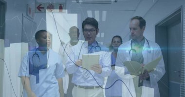 Önlüklü hemşire, dijital tablet okuyan doktorlar koridorda elinde çıkış işareti olan klasör. Tıbbi ekip, sağlık, klinik, profesyonellik, takım çalışması, hastane, teşhis