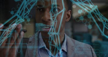 Blazer giysisindeki araştırmacılar laboratuvarda stylus hex desenleri kodlu molekülleri seçiyorlar. Teknoloji, yenilik, bilim, veri, dijital, fütüristik, analitik