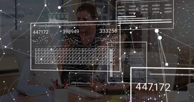 Yetişkin Asyalı analist ofisteki masada çift monitör ve klavyeyle veri örtüşmelerini analiz ediyor. Teknoloji, işbirliği, yenilik, üretkenlik, dijital, çalışma alanı, analitik