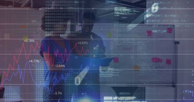 Diyagramları ve yapışkan notları analiz etmek, toplantı odasında iş kıyafetleri giyen iş arkadaşlarının tabletleri. İşbirliği, veri, yenilik, takım çalışması, dijital, analitik, profesyonel