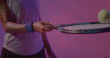 Stüdyoda sarı topu dengeleyen mavi bileklikli bayan tenis oyuncusu. Spor, atlet, fitness, konsantrasyon, enerjik, dinamik, enerjik