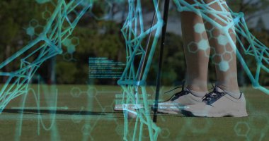 Beyaz golf ayakkabılı golfçü golf topuna golf sopasıyla vuruyor, kablo kodlarıyla örtüyor. Atletik, teknoloji, veri analizi, kesinlik, biyomekanik, spor bilimi, açık hava