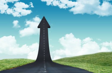 Bulutlu gökyüzüne karşı yükselin