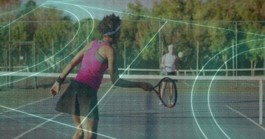 Pembe tişörtlü raket tenisçi sert kortta topa vuruyor, kopyalama alanı. Atletik, spor, aktif giysi, açık hava, rekabetçi, enerjik, fitness