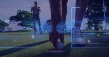 Golfçünün elini yeşile yakın bir deliğe yerleştirerek, grafikle örtüşüyor. Spor malzemeleri, açık hava eğlencesi, dijital arayüz, boş zaman aktivitesi, atletik performans, modern teknoloji, el değmemiş manzara.