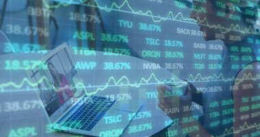 Çalışma masasında çizgili üst yazılı notlar olan bir kadın, iş arkadaşını gösteren bir dizüstü bilgisayarla, çizelgeleri üst üste koymuş. Şirket, takım çalışması, dijital, analitik, iletişim, teknoloji, üretkenlik