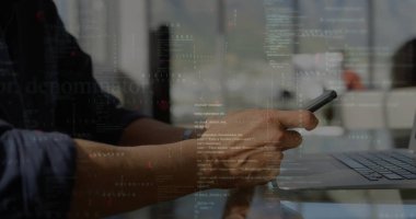 Ofis masasının üstünde dizüstü bilgisayarı, su şişesi, bardak ve kod kaplamalı akıllı telefonu tutan. Teknoloji, üretkenlik, çalışma alanı, modern, dijital, yenilik, iletişim