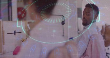 Çalışma alanına holografik UI ve monitörlerle bakan bir ofis çalışanına dönüşmek, kopyalama alanı. Şirket, teknoloji, işbirlikçi, modern, yenilik, iletişim, profesyonel