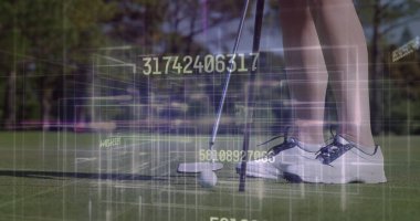 Golf ayakkabılarıyla golf oynayan bir golfçünün bacakları topun arkasına dizilmiş dijital veri örtüsü ile yeşili yerleştiriyor. Spor, kesinlik, teknoloji, açık hava, atletik, rekabet, fitness