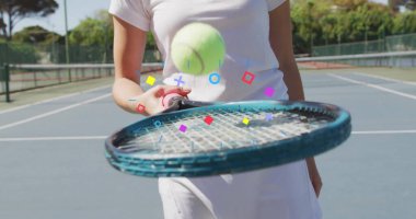 Tenis kortunda tenis kıyafeti giymiş mavi raketli, geometrik kaplamalı sarı toplu bir kadın. Spor, eğlence, modern, atletik, açık hava, aktif giyim, fitness