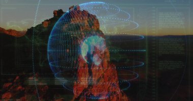 Çöl kanyonunda arayüz şematikleriyle kaya projeksiyonu yapan dijital küreyi gösteriyor. Jeoloji, teknoloji, yenilik, fütürizm, manzara, veri, görselleştirme