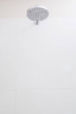 Banyodaki duş başlığından akan odaksız görüntü suyu