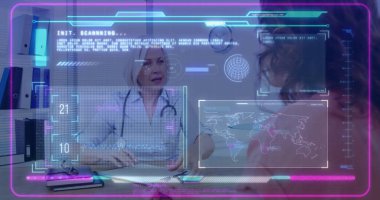 Doktor ve hasta muayene odasında stetoskop ve dijital arayüzle muayene yapıyorlar. Sağlık, teletıp, dijital sağlık, tıbbi teknoloji, profesyonellik, hasta bakımı, hastane