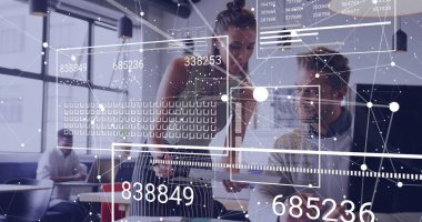 Tableti inceleyen ve açık planlama ofisindeki veri örtülerini laptop belgeleriyle analiz eden iş arkadaşları. İşbirliği, teknoloji, analitik, yenilik, çalışma alanı, takım çalışması, modern